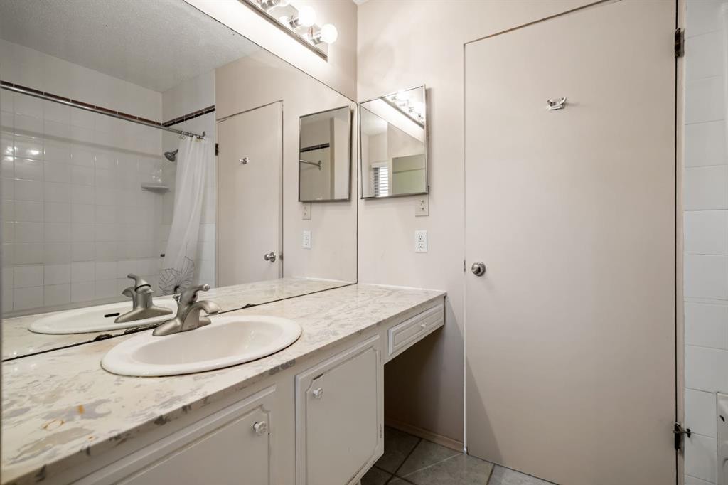 427 Willow Grove Crescent Se, Calgary, AB - Indoor Photo Showing Bathroom