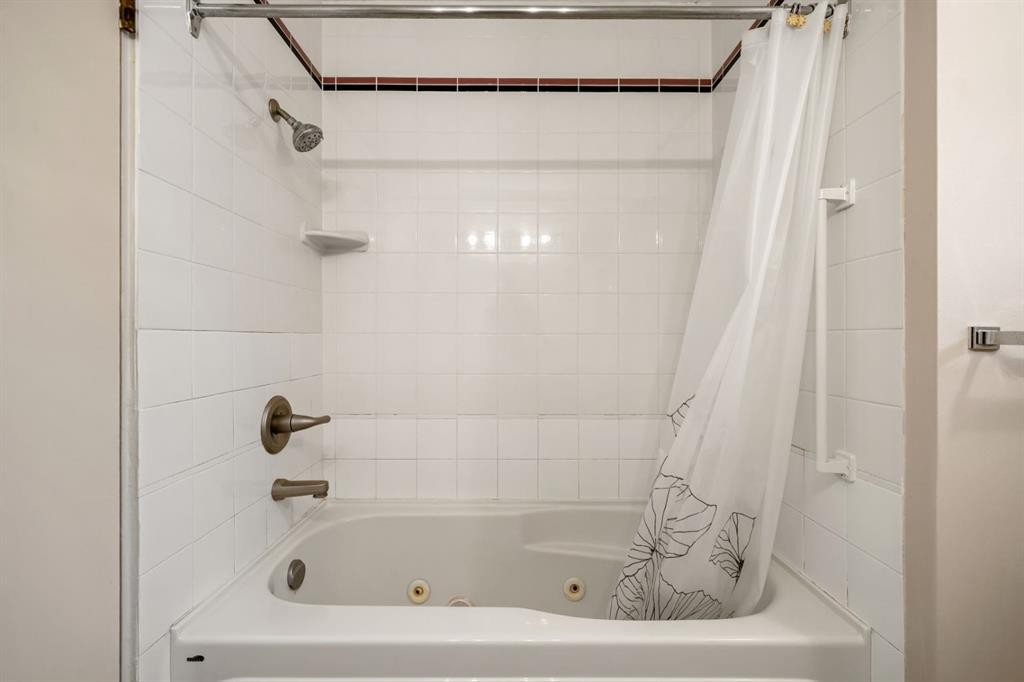 427 Willow Grove Crescent Se, Calgary, AB - Indoor Photo Showing Bathroom