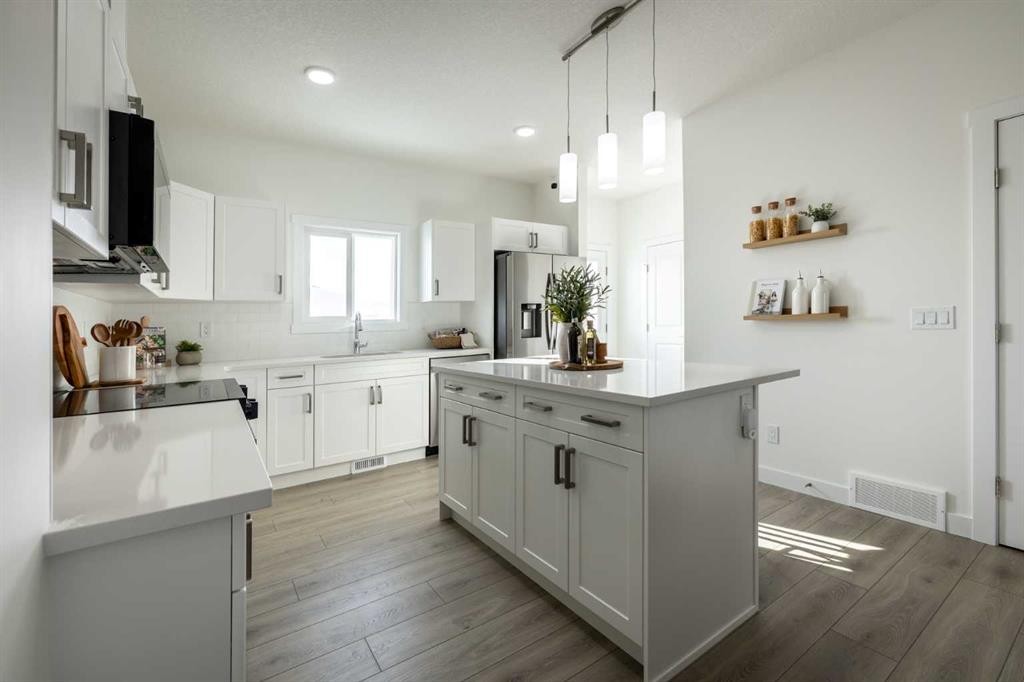970 Edgefield Avenue, Strathmore, AB - Indoor Photo Showing Kitchen With Upgraded Kitchen