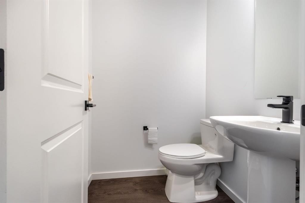 75 Royston Heath Nw, Calgary, AB - Indoor Photo Showing Bathroom
