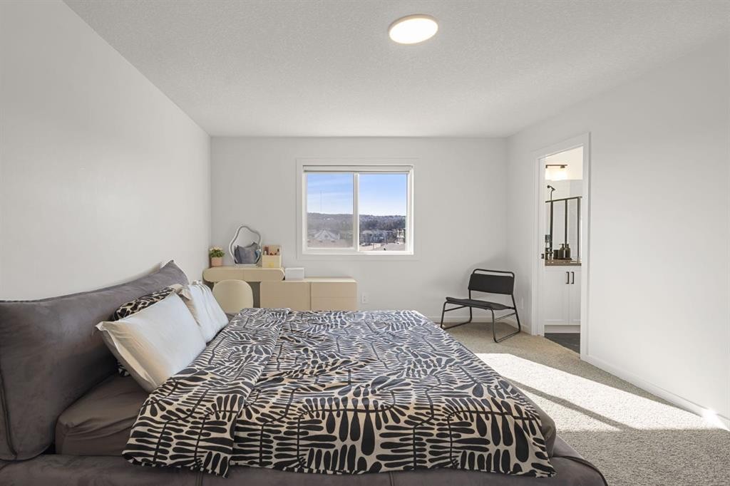 75 Royston Heath Nw, Calgary, AB - Indoor Photo Showing Bedroom