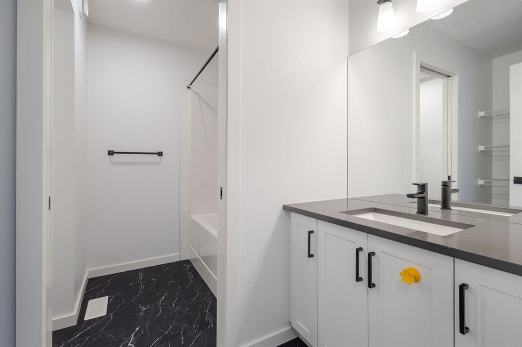 75 Royston Heath Nw, Calgary, AB - Indoor Photo Showing Bathroom