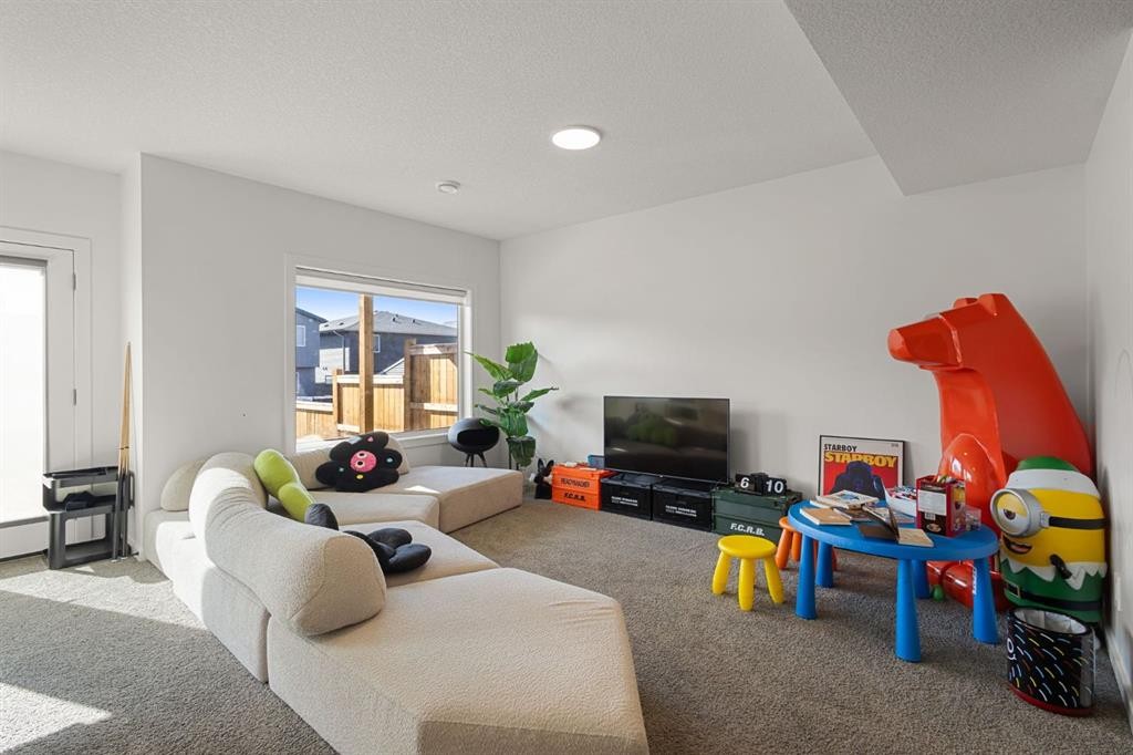 75 Royston Heath Nw, Calgary, AB - Indoor Photo Showing Living Room
