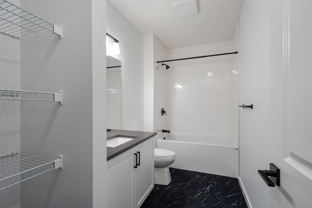 75 Royston Heath Nw, Calgary, AB - Indoor Photo Showing Bathroom