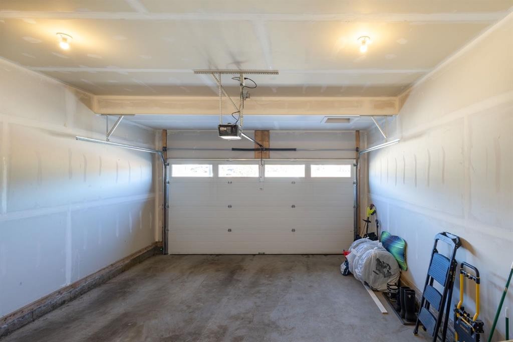 75 Royston Heath Nw, Calgary, AB - Indoor Photo Showing Garage