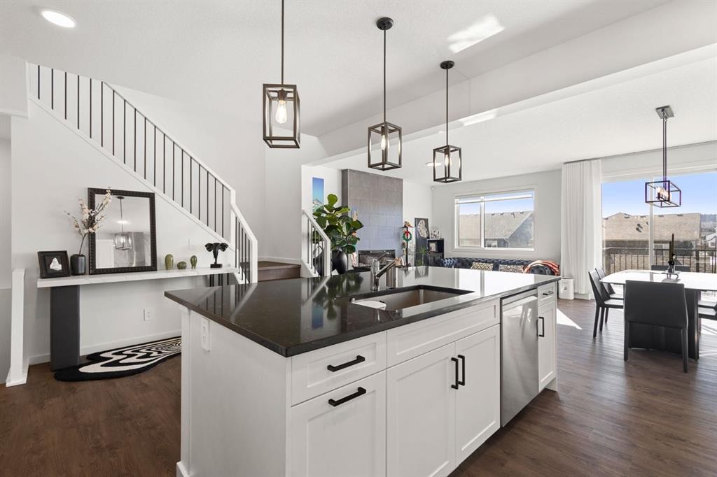 75 Royston Heath Nw, Calgary, AB - Indoor Photo Showing Kitchen