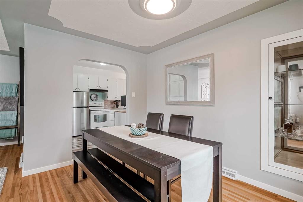 1204 18 Street Ne, Calgary, AB - Indoor Photo Showing Dining Room