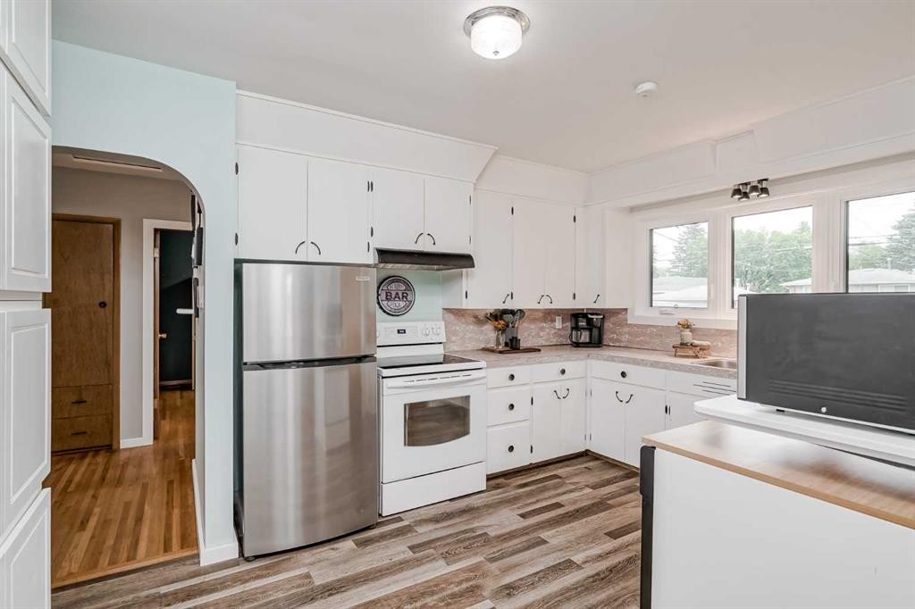 1204 18 Street Ne, Calgary, AB - Indoor Photo Showing Kitchen