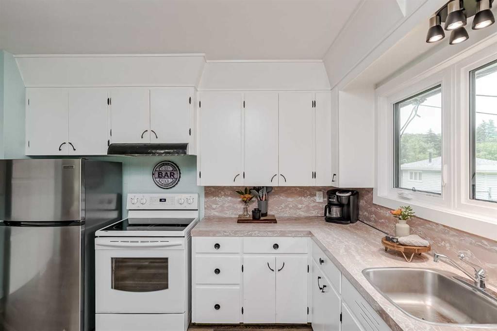 1204 18 Street Ne, Calgary, AB - Indoor Photo Showing Kitchen