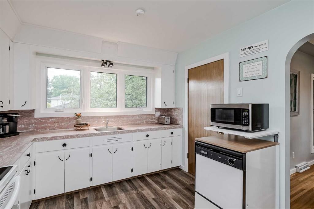 1204 18 Street Ne, Calgary, AB - Indoor Photo Showing Kitchen