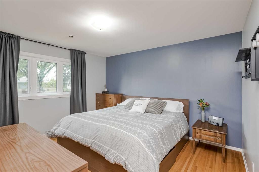 1204 18 Street Ne, Calgary, AB - Indoor Photo Showing Bedroom