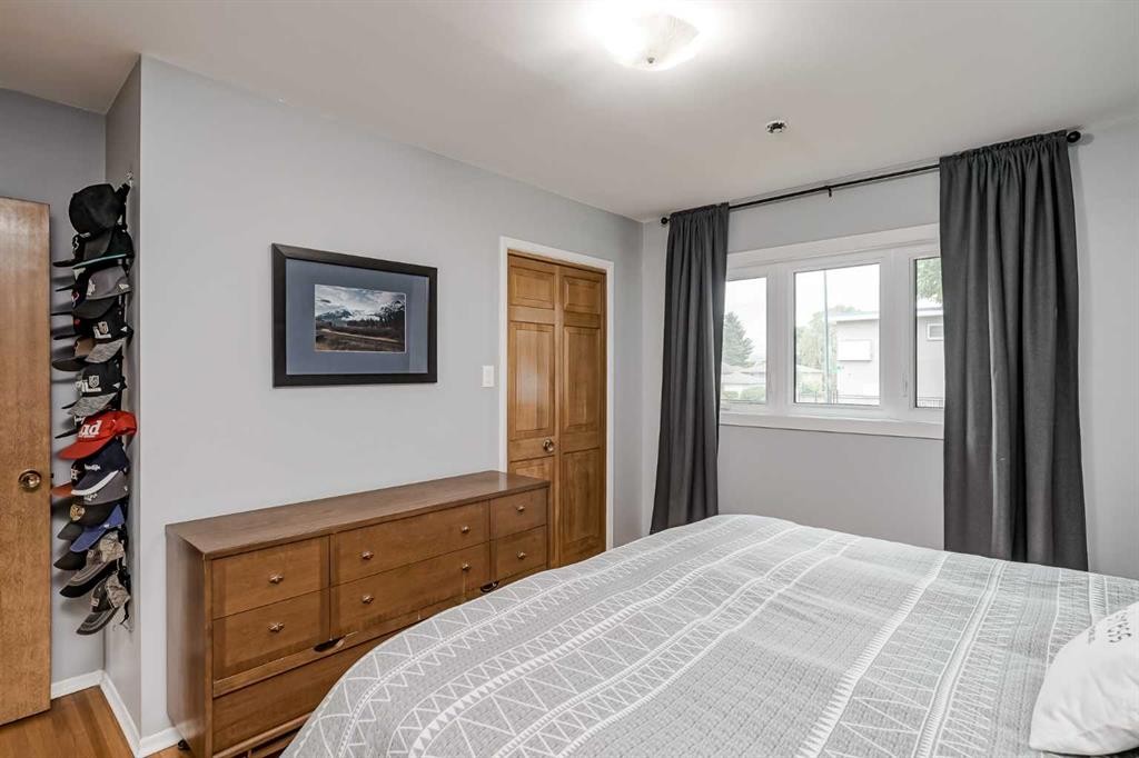 1204 18 Street Ne, Calgary, AB - Indoor Photo Showing Bedroom
