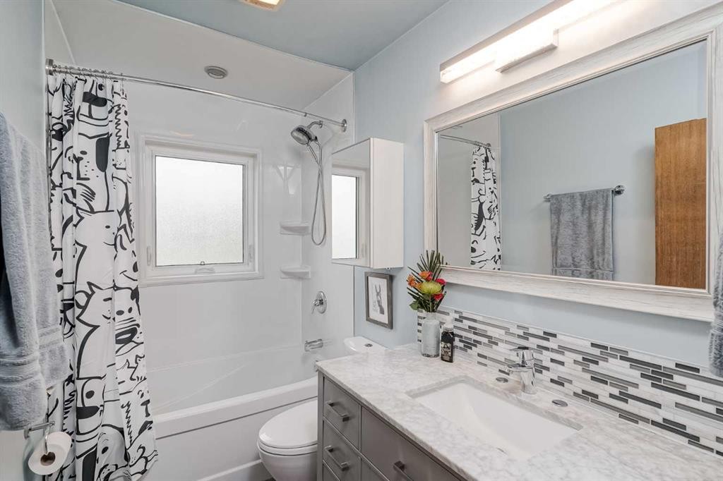 1204 18 Street Ne, Calgary, AB - Indoor Photo Showing Bathroom