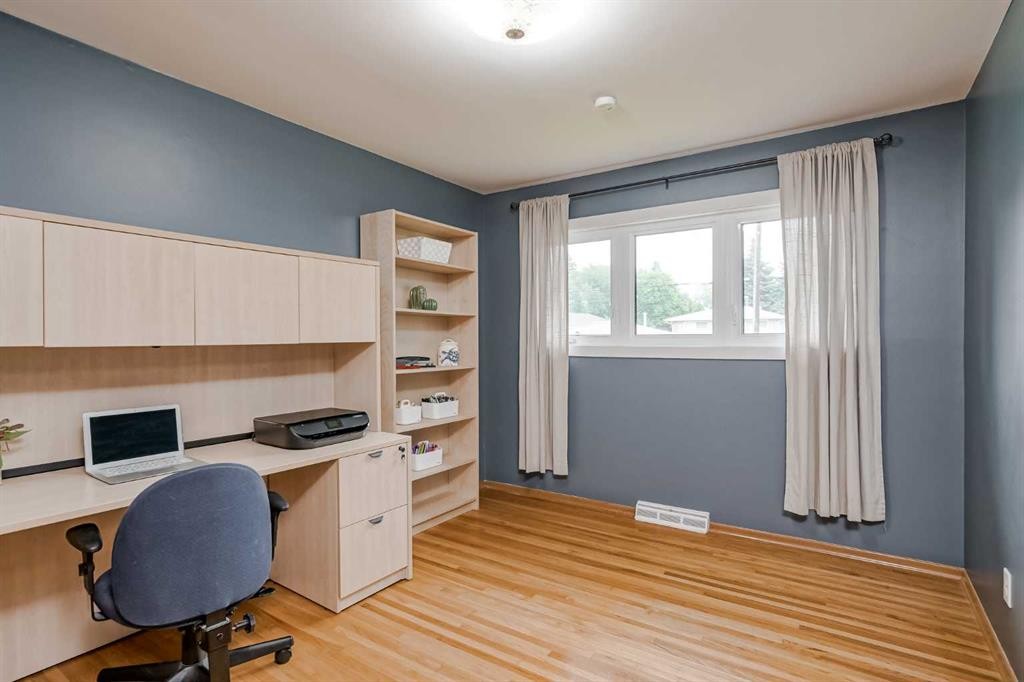 1204 18 Street Ne, Calgary, AB - Indoor Photo Showing Office