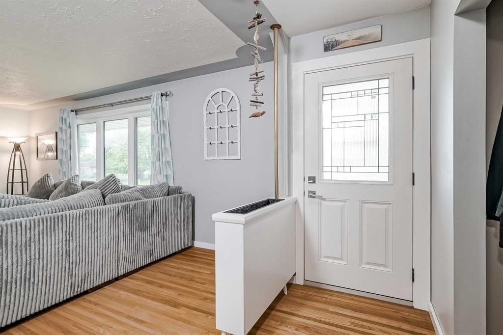 1204 18 Street Ne, Calgary, AB - Indoor