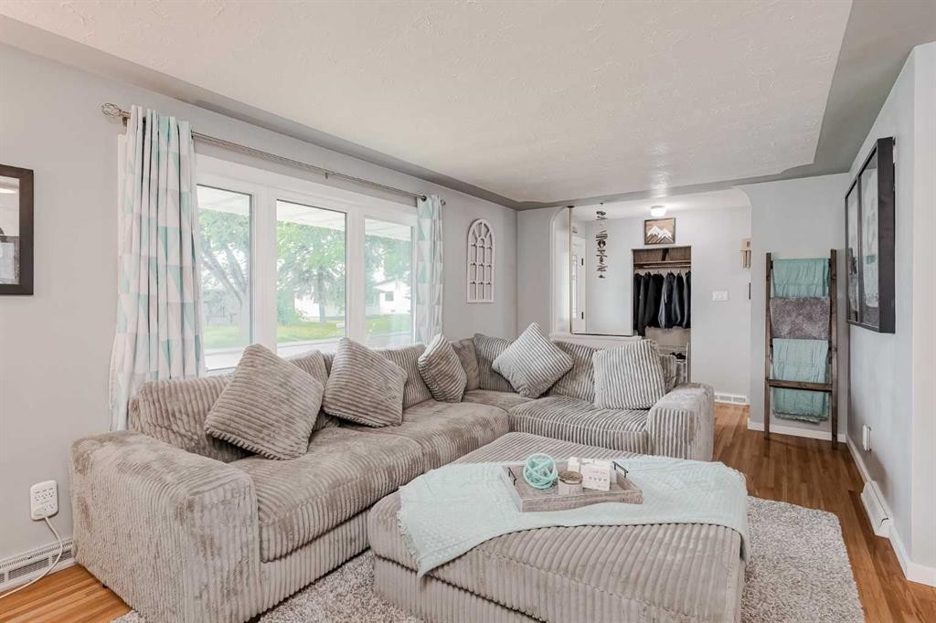 1204 18 Street Ne, Calgary, AB - Indoor Photo Showing Living Room