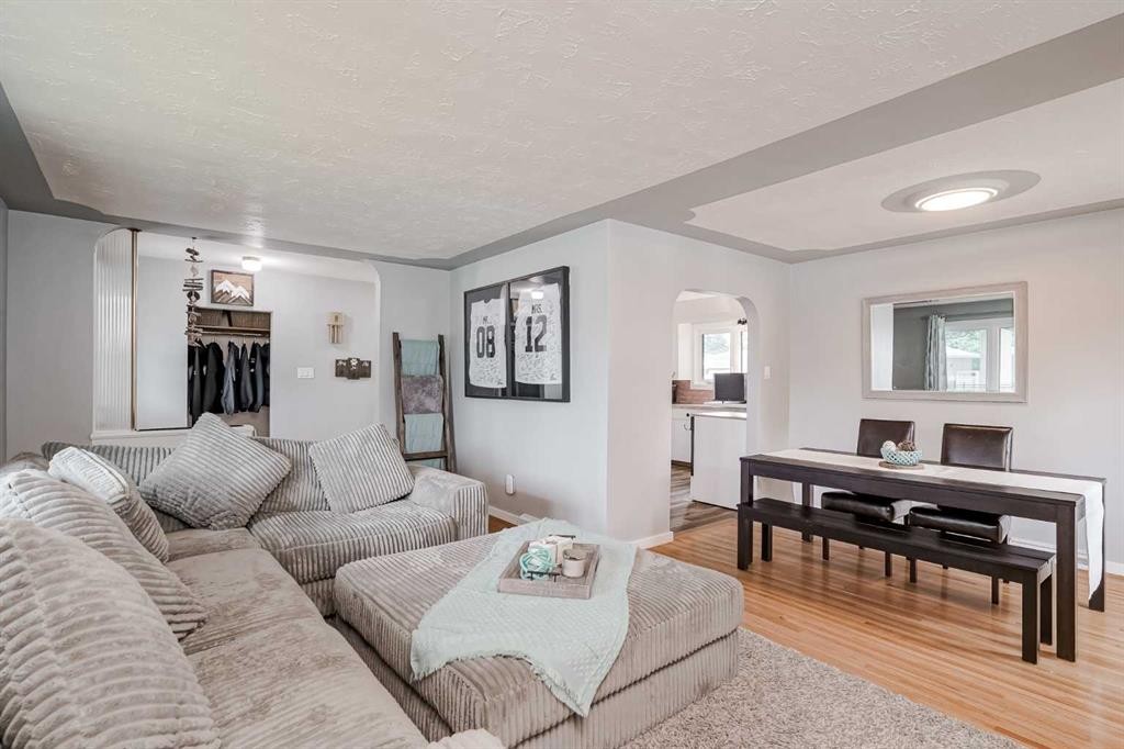 1204 18 Street Ne, Calgary, AB - Indoor Photo Showing Bedroom