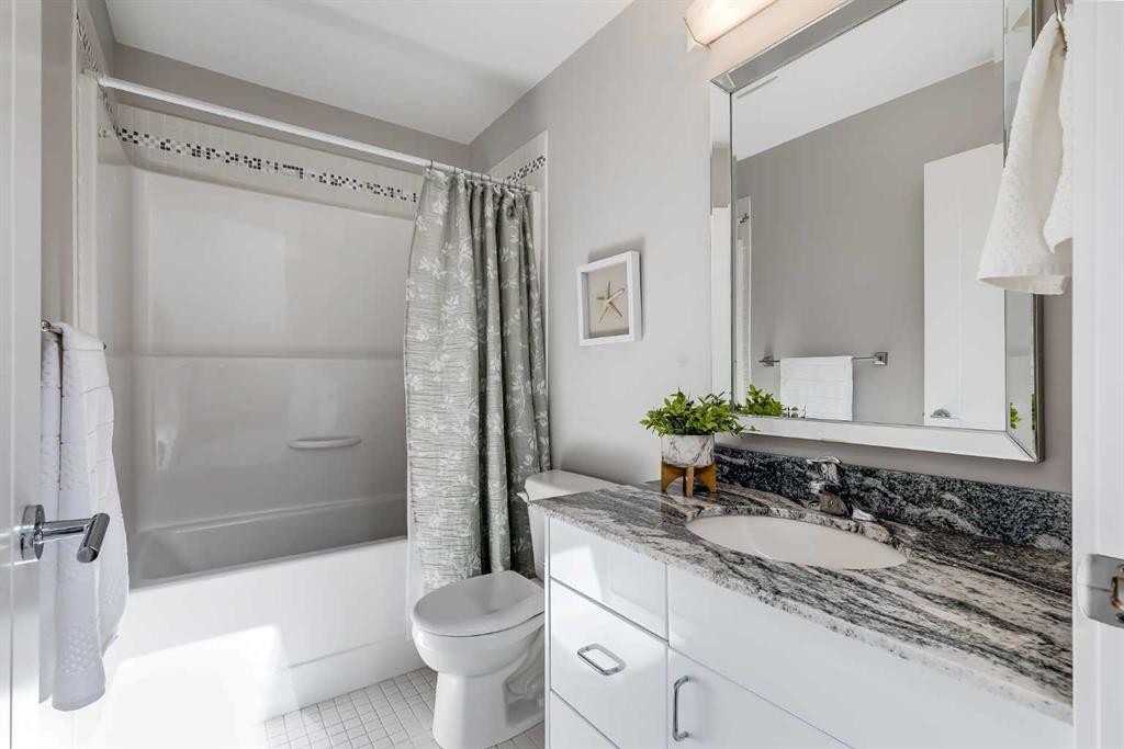 2729 Cochrane Road Nw, Calgary, AB - Indoor Photo Showing Bathroom
