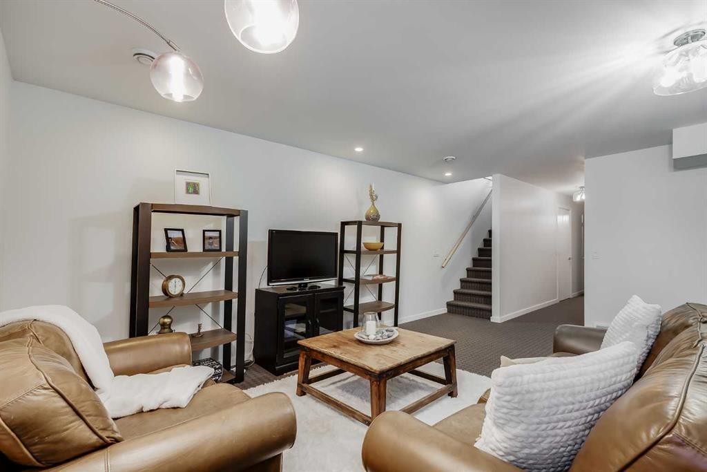 2729 Cochrane Road Nw, Calgary, AB - Indoor Photo Showing Living Room