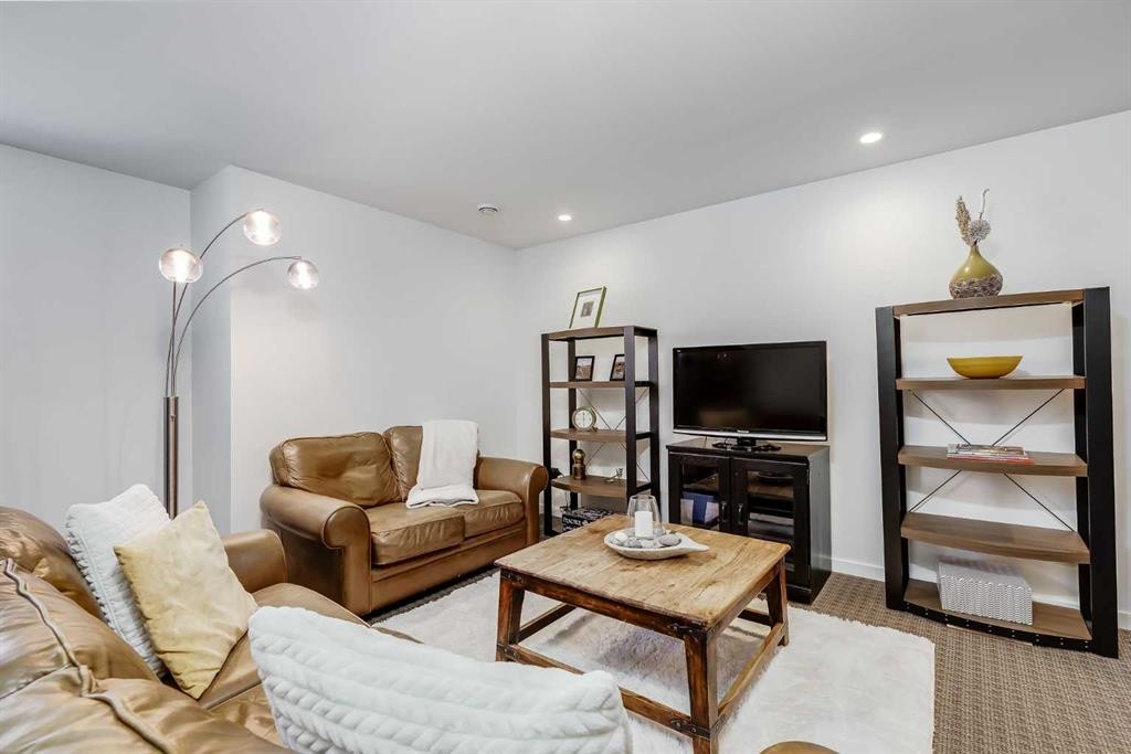 2729 Cochrane Road Nw, Calgary, AB - Indoor Photo Showing Living Room