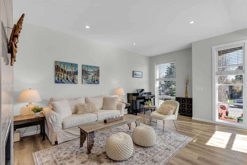 2729 Cochrane Road Nw, Calgary, AB - Indoor Photo Showing Living Room