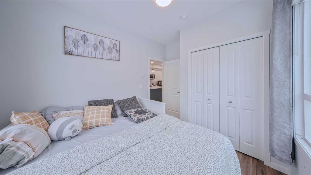 2209-33 Carringham Gate Nw, Calgary, AB - Indoor Photo Showing Bedroom