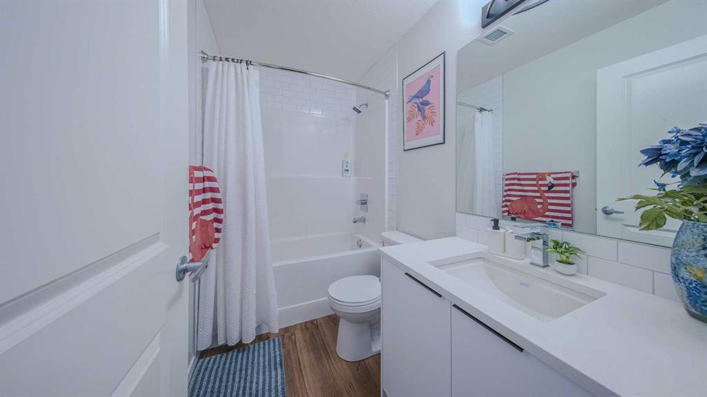 2209-33 Carringham Gate Nw, Calgary, AB - Indoor Photo Showing Bathroom
