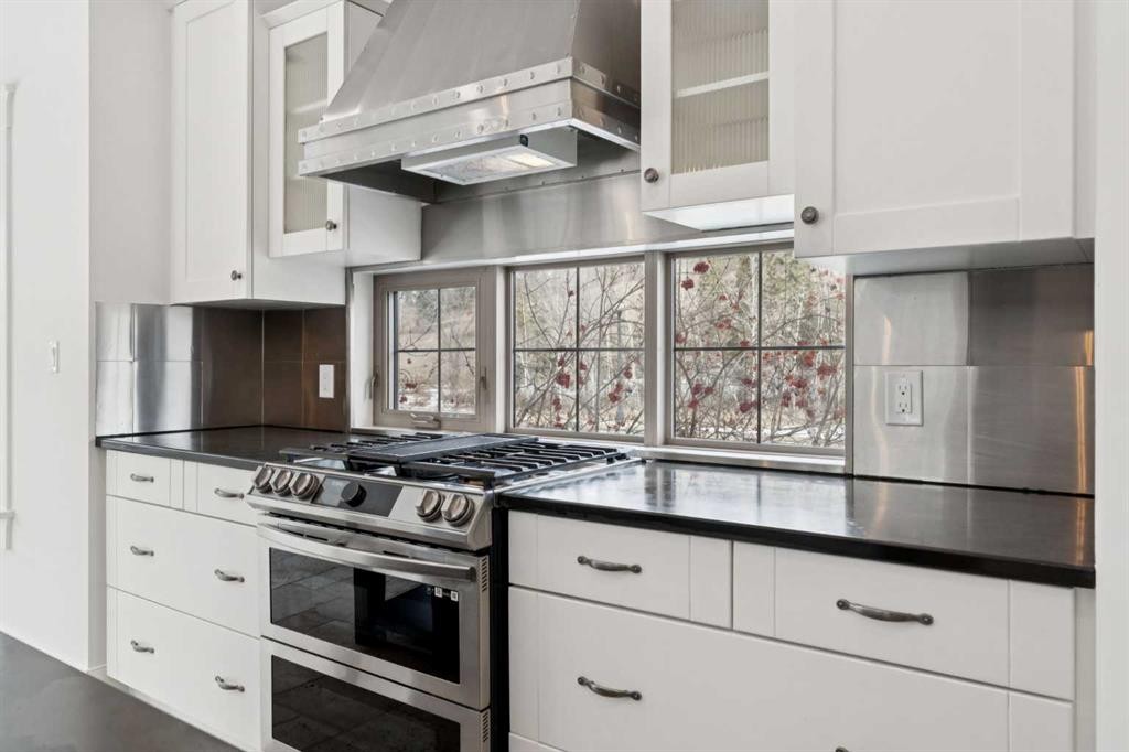 1 Discovery Ridge Link Sw, Calgary, AB - Indoor Photo Showing Kitchen