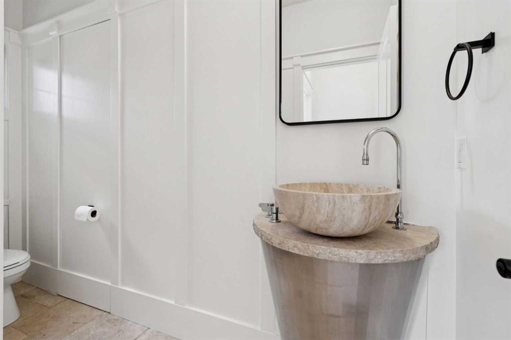 1 Discovery Ridge Link Sw, Calgary, AB - Indoor Photo Showing Bathroom