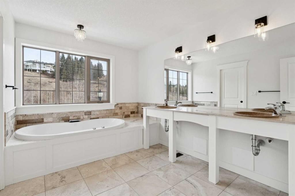 1 Discovery Ridge Link Sw, Calgary, AB - Indoor Photo Showing Bathroom