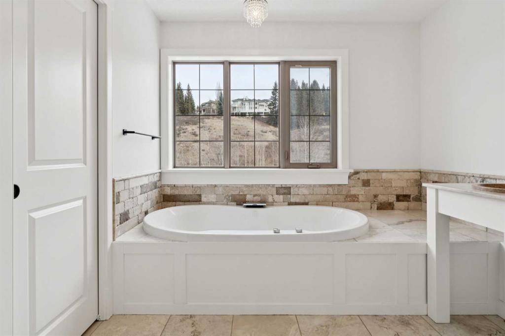 1 Discovery Ridge Link Sw, Calgary, AB - Indoor Photo Showing Bathroom