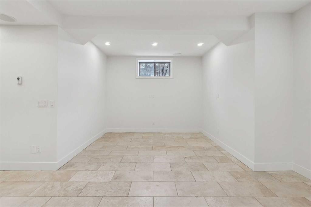 1 Discovery Ridge Link Sw, Calgary, AB - Indoor Photo Showing Other Room