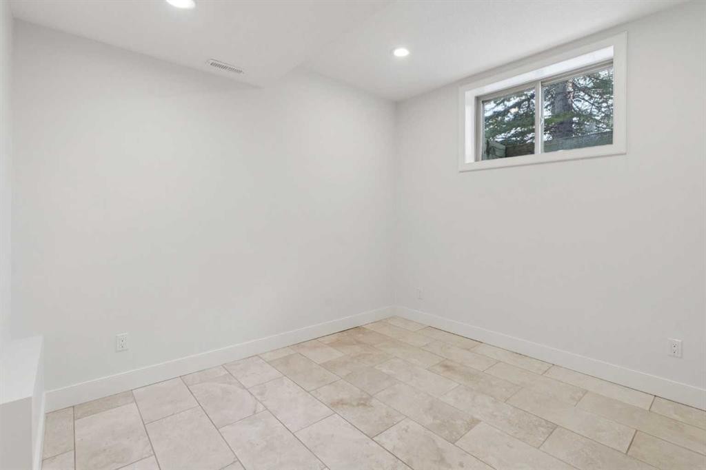 1 Discovery Ridge Link Sw, Calgary, AB - Indoor Photo Showing Other Room