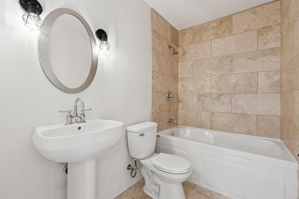 1 Discovery Ridge Link Sw, Calgary, AB - Indoor Photo Showing Bathroom
