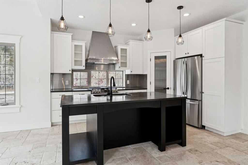 1 Discovery Ridge Link Sw, Calgary, AB - Indoor Photo Showing Kitchen With Upgraded Kitchen