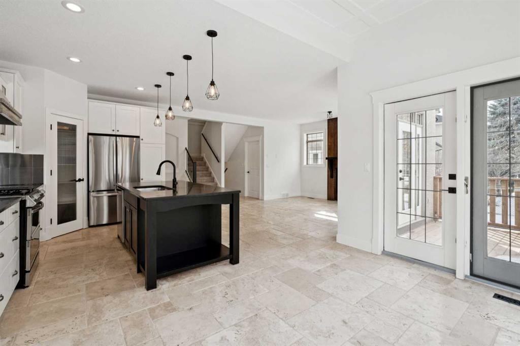 1 Discovery Ridge Link Sw, Calgary, AB - Indoor Photo Showing Kitchen With Upgraded Kitchen