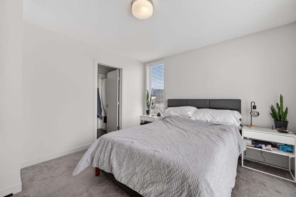 403 Bow Grove Nw, Calgary, AB - Indoor Photo Showing Bedroom