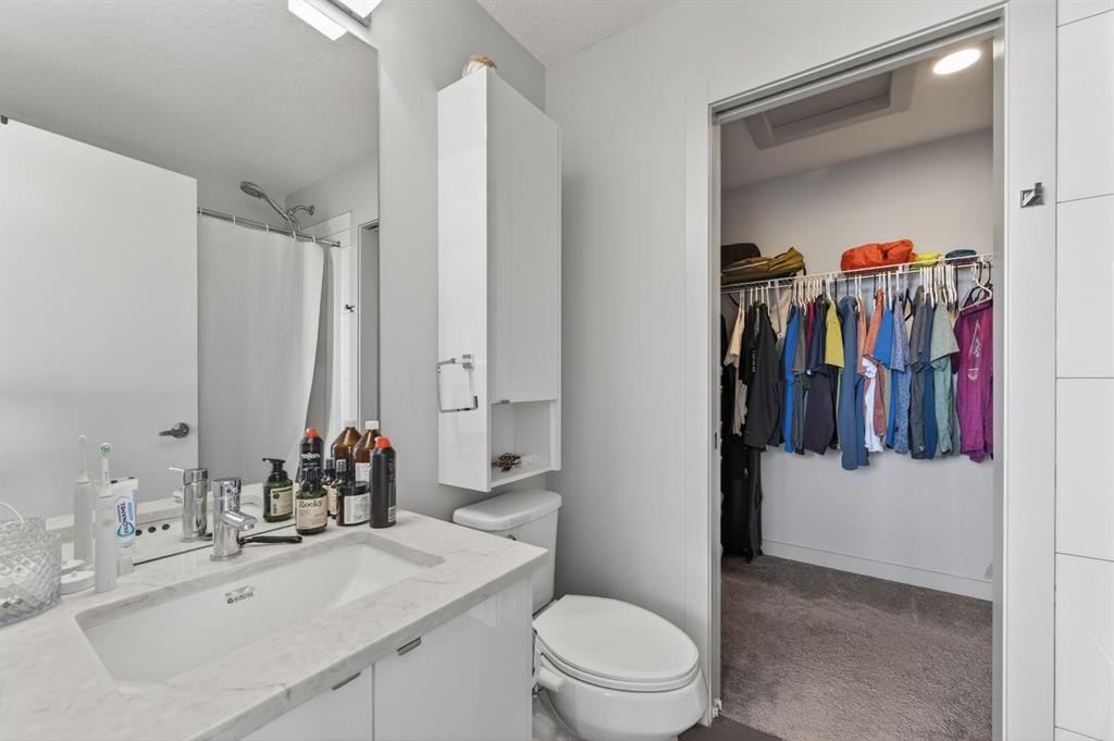403 Bow Grove Nw, Calgary, AB - Indoor Photo Showing Bathroom