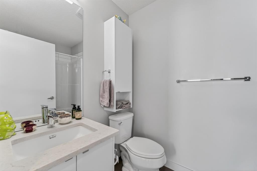 403 Bow Grove Nw, Calgary, AB - Indoor Photo Showing Bathroom