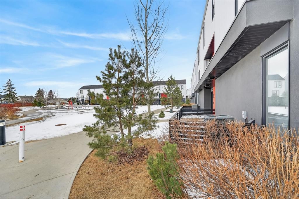 403 Bow Grove Nw, Calgary, AB - Outdoor