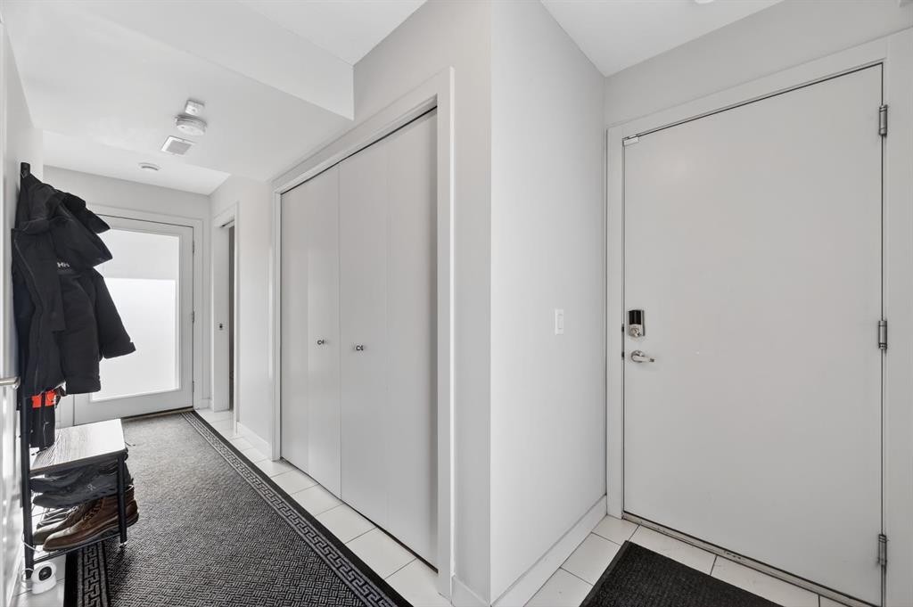 403 Bow Grove Nw, Calgary, AB - Indoor Photo Showing Other Room
