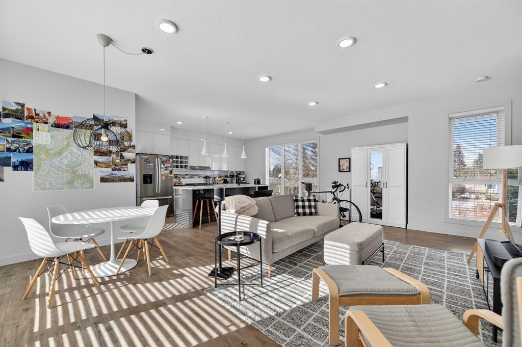 403 Bow Grove Nw, Calgary, AB - Indoor Photo Showing Living Room