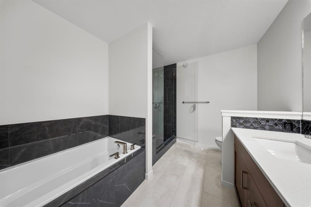 353 Herron Mews Ne, Calgary, AB - Indoor Photo Showing Bathroom