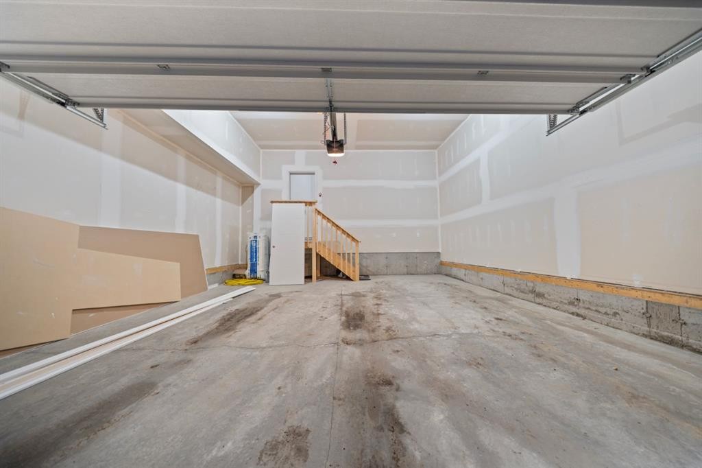 353 Herron Mews Ne, Calgary, AB - Indoor Photo Showing Garage