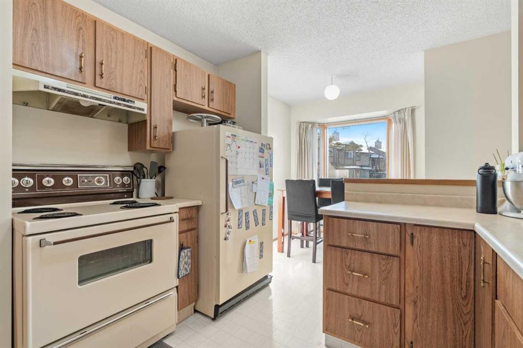49 Range Gardens Nw, Calgary, AB - Indoor Photo Showing Kitchen