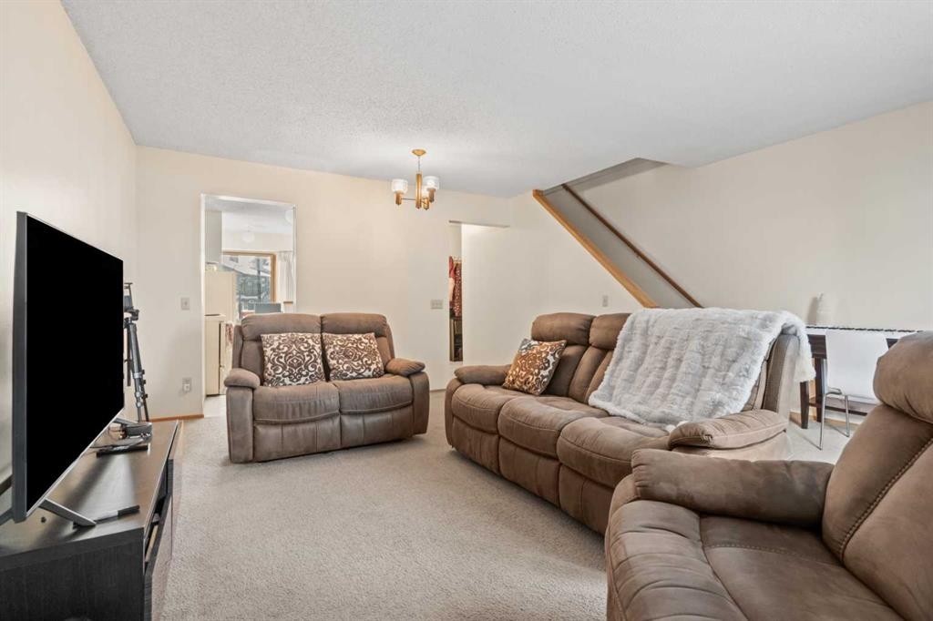 49 Range Gardens Nw, Calgary, AB - Indoor Photo Showing Living Room