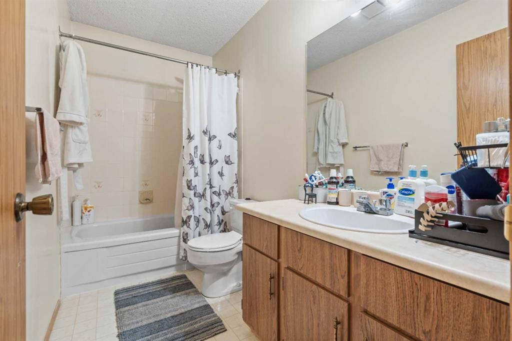 49 Range Gardens Nw, Calgary, AB - Indoor Photo Showing Bathroom