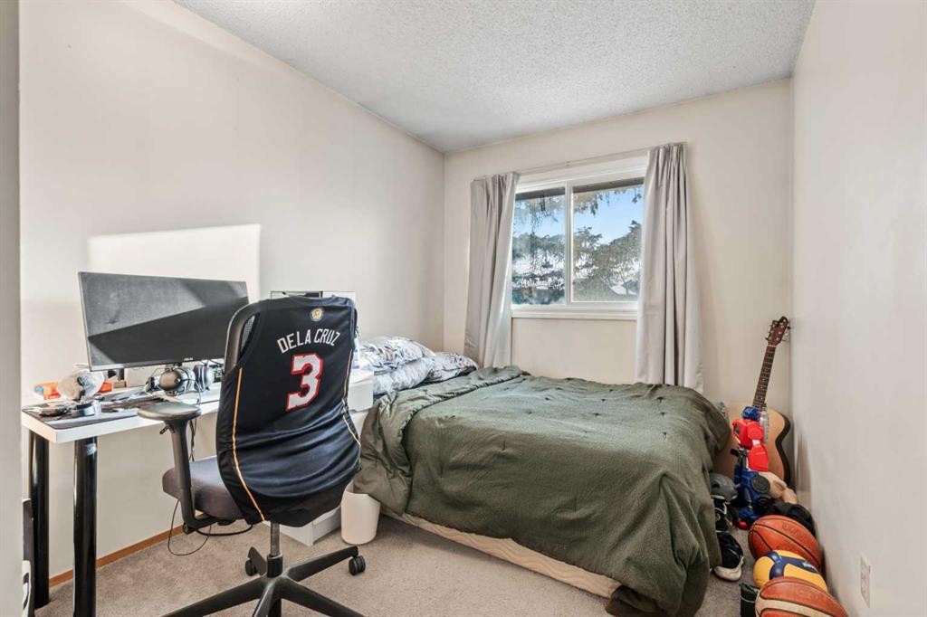 49 Range Gardens Nw, Calgary, AB - Indoor Photo Showing Bedroom