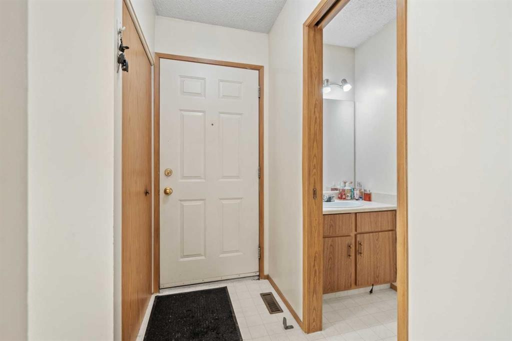 49 Range Gardens Nw, Calgary, AB - Indoor Photo Showing Other Room