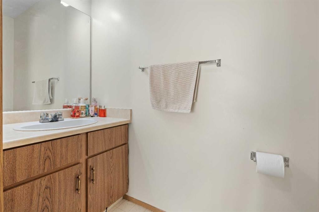 49 Range Gardens Nw, Calgary, AB - Indoor Photo Showing Bathroom